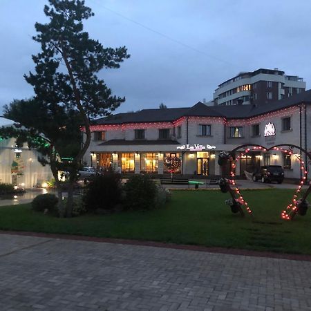 Park Hotel Karagandy Exterior foto